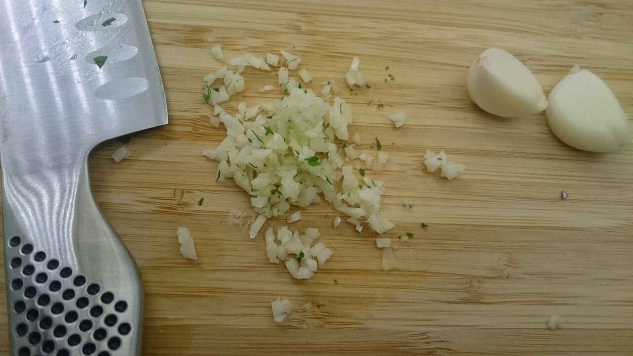 How to Mince Garlic with a Knife